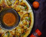 A picture of step 6 of Chicken tikka ring pizza.
