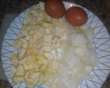 Foto del paso 1 de la receta: Tortilla de calabacín y cebolla