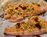 Foto del paso 5 de la receta: Filetes de trucha con pistachos, pasas y aguacate