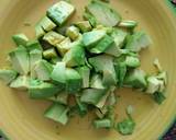 Foto del paso 2 de la receta Ensalada de pepino, tomate y aguacate aliñada con agua de mar