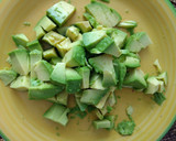 Foto del paso 2 de la receta: Ensalada de pepino, tomate y aguacate aliñada con agua de mar
