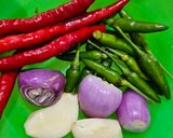 Foto langkah ke 2 dari resep Sambal Matah Cicit Cumi Ala Dapoer Madam.