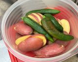 Une image de l'étape 3 de Côtes de porc grillées marinées sauce tomate aux pommes de terre et piments verts.