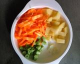 Foto langkah ke 3 dari resep Kentang + wortel + buncis + kaldu ayam + ayam + bawang bombay.