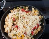 Foto del paso 9 de la receta Noodles de arroz con pollo y pimientos