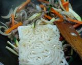 Foto del paso 6 de la receta: Wok de noodles de udon con ternera y verduras