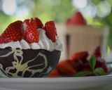 Une image de l'étape 3 de Coque 2 chocolat et fraises chantilly.