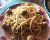 Foto del paso 4 de la receta: Espagueti con salsa blanca y champiñones enteros🍄🤤