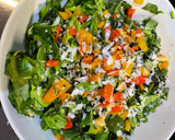 Foto del paso 3 de la receta: 🥗 ENSALADA DE COLORES CON QUESO PECORINO🧀🥬🫑