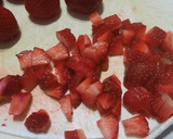 Foto del paso 1 de la receta: Licuado rosa con frutillas y banana