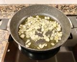 Foto del paso 2 de la receta: Pastel salado de hojaldre con calabacín, requesón y salami