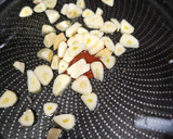 Foto del paso 2 de la receta: Huevos fritos y bogavante frito con vinagreta de jugo de bogavante