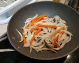 Foto del paso 1 de la receta: Fideos de arroz con verduritas, clara de huevo, txanpis y curry