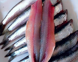 Foto del paso 2 de la receta: Boquerones escabechados con salteado de cherrys y estragón