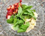 Foto del paso 1 de la receta: Ensalada de arroz con rúcula🌿, frutillas🍓 y queso Mardelplata 🧀