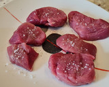 Foto del paso 2 de la receta: Solomillo de cerdo en salsa de queso y calabacín