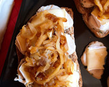 Foto del paso 4 de la receta: Tostas de solomillo de pavo, brie y cebolla y manzana caramelizadas