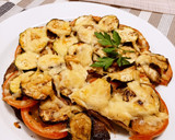 Foto del paso 5 de la receta: Pizzeta de pan rallado con calabacín verde y tomate