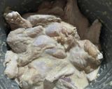 Foto langkah ke 2 dari resep Ayam goreng bawang putih.