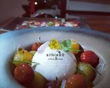 Foto del paso 4 de la receta Ensalada de burrata con tomate cherry, chalota y caviaroli