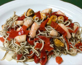 Foto del paso 4 de la receta: Ensalada de gulas, langostinos, mejillones y piquillos