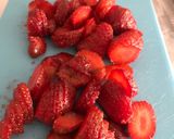Foto langkah ke 1 dari resep Korean Strawberry Milk.