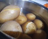 A picture of step 5 of Aloo paratha.