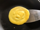 Cestini di crespella ripieni di porri salmone e robiola al profumo di timo