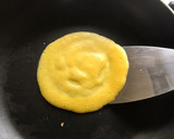 Foto del passaggio 4 della ricetta Cestini di crespella ripieni di porri salmone e robiola al profumo di timo