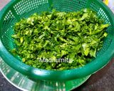 A picture of step 1 of Palak Aloo Lehsuniya.