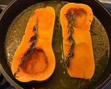 Une image de l'étape 1 de Courge butternut « Halloween » farcies épinards crème et parmesan.