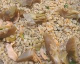 Foto del passaggio 3 della ricetta Orzo perlato con salmone e carciofi