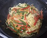 Foto del paso 2 de la receta: Spaghetti al wok con curry y verdura