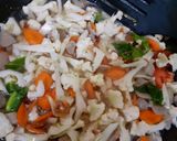 Foto langkah ke 2 dari resep Tumis campursari (kembang kol,wortel,bakso,pokcoy).