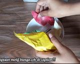 Foto langkah ke 1 dari resep Rainbow Cake motif bunga.