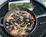 Une image de l'étape 6 de Moules fumées sauce tomate et crème.