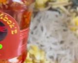 Hình bước làm 3 của món Bún Xào Trứng Nấm Cùng Sốt Sambal Cho Team Yêu Cay 🌶️
