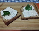 Foto del paso 3 de la receta: Aperitivo fácil: tostado con roquefort, apio y nuez