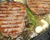 Foto langkah ke 4 dari resep Rib eye Steak with mushroom gravy sauce (dg saus kearifan lokal).