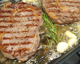 Foto langkah ke 4 dari resep Rib eye Steak with mushroom gravy sauce (dg saus kearifan lokal).