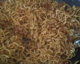 Foto langkah ke 5 dari resep Mie sosis duo bawang.