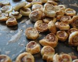 A picture of step 7 of Tiny Cinnamon Rolls شیرینی رول دارچینی.