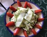 Une image de l'étape 1 de Salade de tagliatelles de courgettes et tomates olivettes sauce aux herbes.