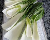 Foto del paso 1 de la receta: Pak choi salteado con pulpo y habas