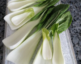 Foto del paso 1 de la receta: Pak choi salteado con pulpo y habas