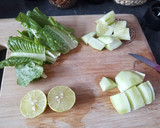 Foto del paso 1 de la receta: Jugo verde de lechuga 🍹🍋