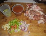 Foto del paso 1 de la receta: Costillas de cerdo con chícharo verde y acelga