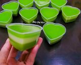 A picture of step 4 of Pandan and Mung Bean Steamed Layer Cake (Bánh Da Lợn).