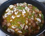 Foto del paso 3 de la receta Salchichas con guisantes y huevos de codorniz