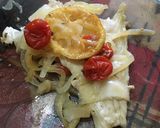 Foto del paso 3 de la receta: Filet de merluza con cebolla, limón y cherry